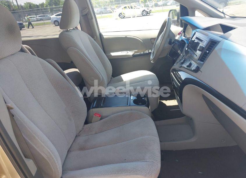 Photo 5 of 2011 Toyota Sienna LE V6 (VIN 5TDKK3DC8BS021610)