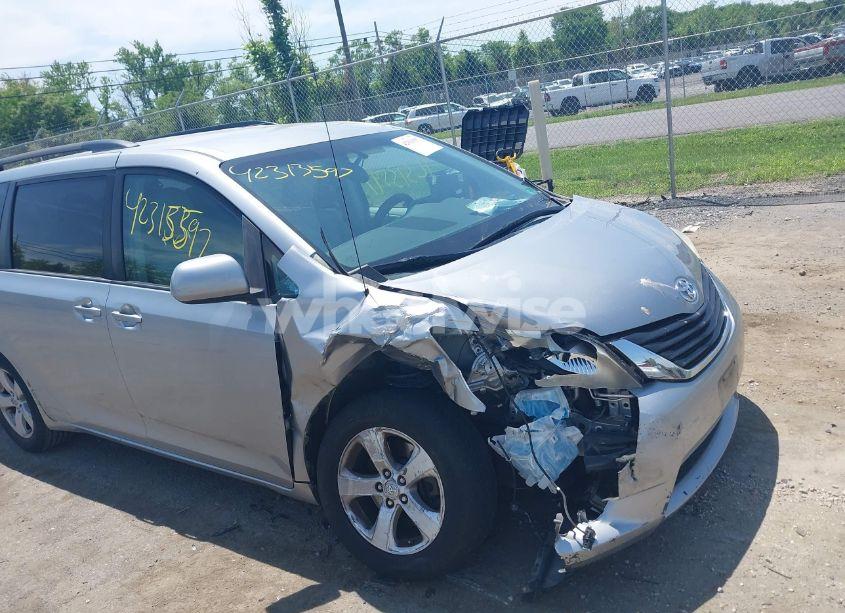 2011 Toyota Sienna LE V6 (VIN 5TDKK3DC8BS043123) main photo