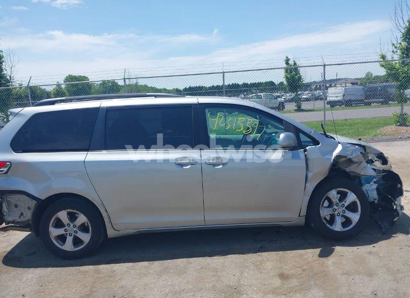 Photo 13 of 2011 Toyota Sienna LE V6 (VIN 5TDKK3DC8BS043123)