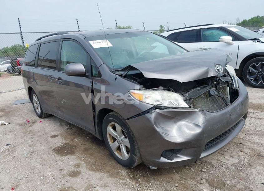 2011 Toyota Sienna LE V6 (VIN 5TDKK3DC8BS091026) main photo