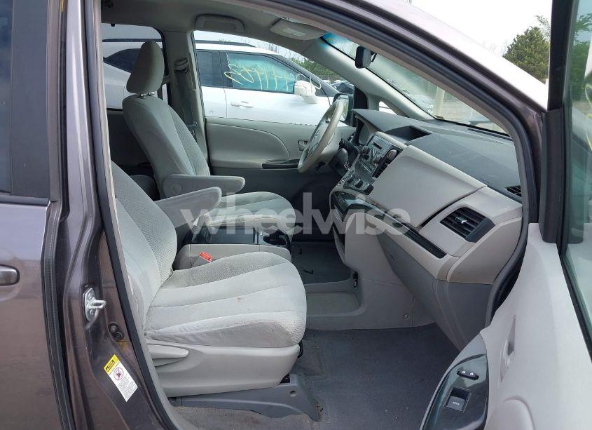 Photo 5 of 2011 Toyota Sienna LE V6 (VIN 5TDKK3DC8BS091026)