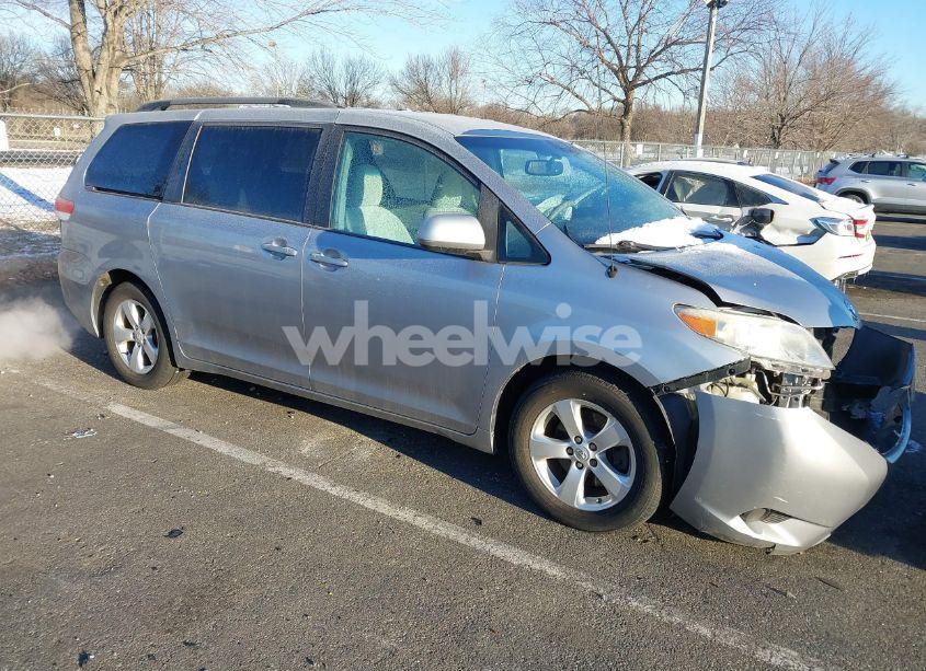 2011 Toyota Sienna LE V6 (VIN 5TDKK3DC8BS118788) main photo