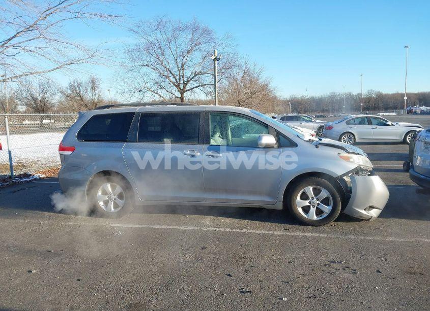 Photo 13 of 2011 Toyota Sienna LE V6 (VIN 5TDKK3DC8BS118788)