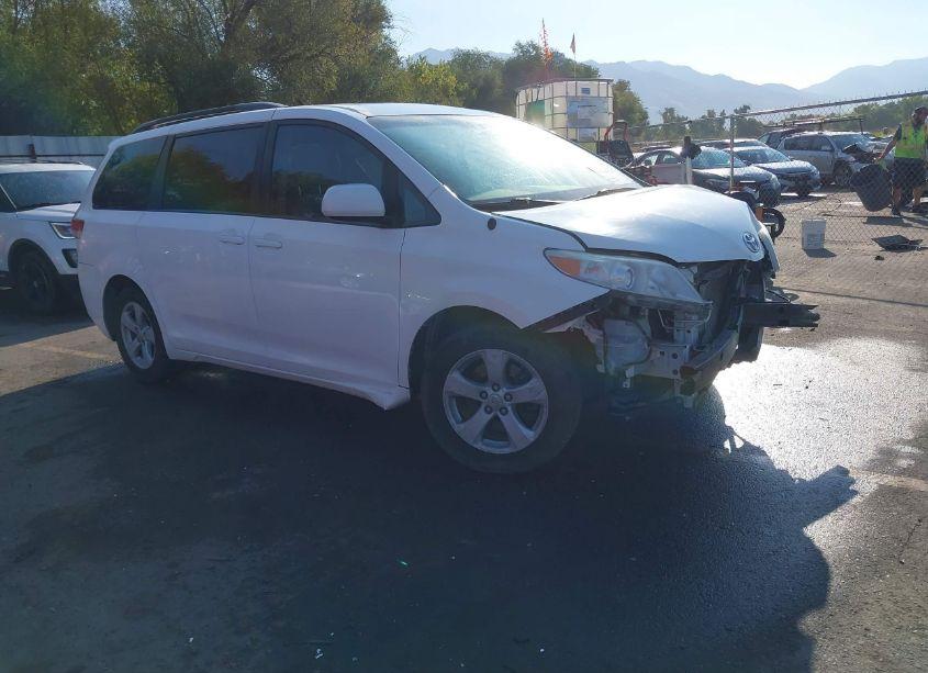 2011 Toyota Sienna LE V6 (VIN 5TDKK3DC8BS139303) main photo
