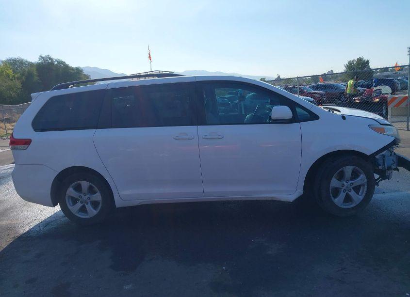 Photo 13 of 2011 Toyota Sienna LE V6 (VIN 5TDKK3DC8BS139303)