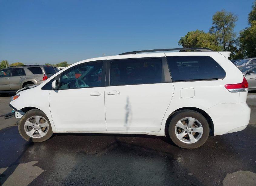 Photo 14 of 2011 Toyota Sienna LE V6 (VIN 5TDKK3DC8BS139303)