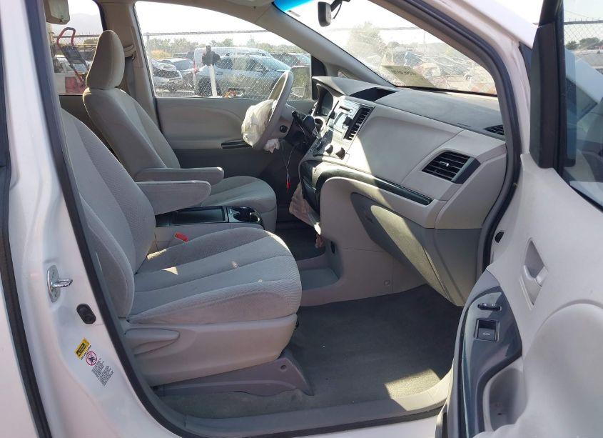 Photo 5 of 2011 Toyota Sienna LE V6 (VIN 5TDKK3DC8BS139303)