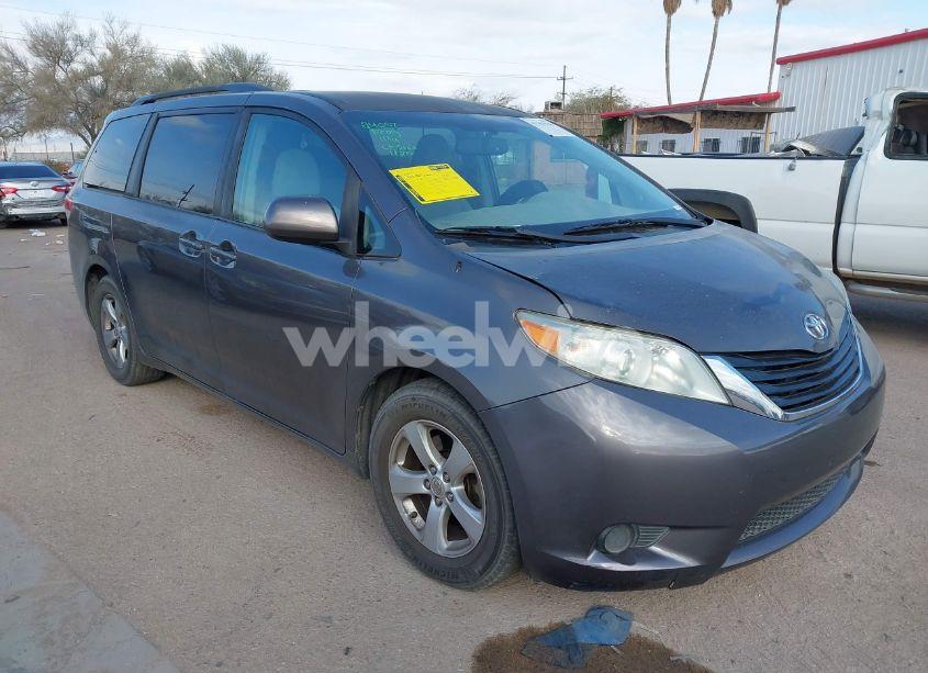2013 Toyota Sienna LE V6 8 PASSENGER (VIN 5TDKK3DC8DS287972) main photo