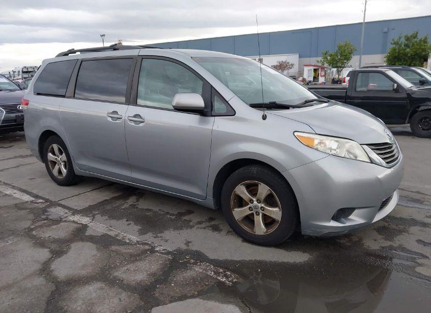 2013 Toyota Sienna LE V6 8 PASSENGER (VIN 5TDKK3DC8DS400528) main photo