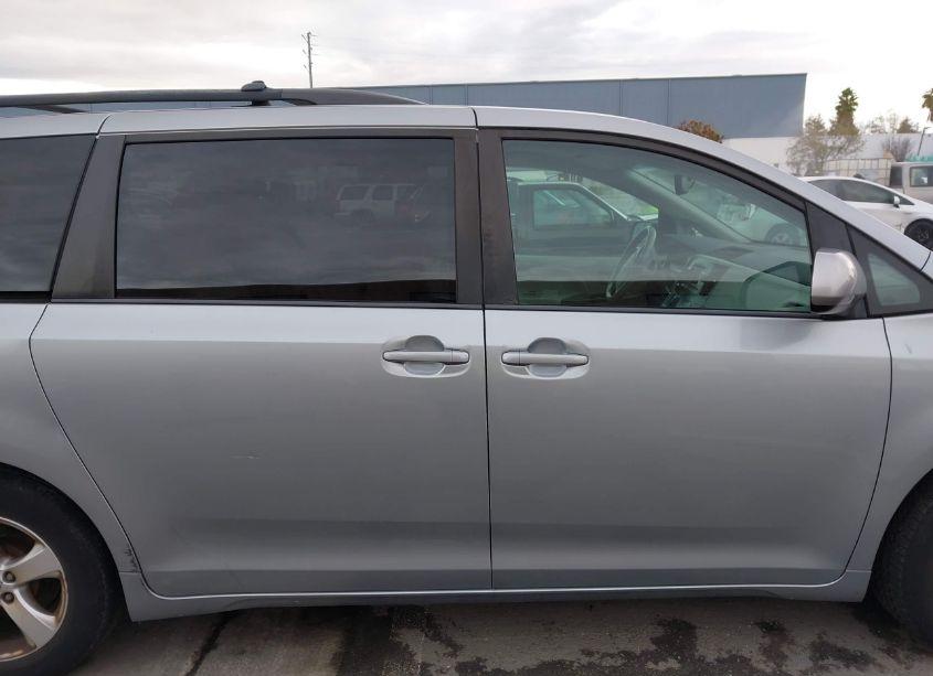 Photo 13 of 2013 Toyota Sienna LE V6 8 PASSENGER (VIN 5TDKK3DC8DS400528)