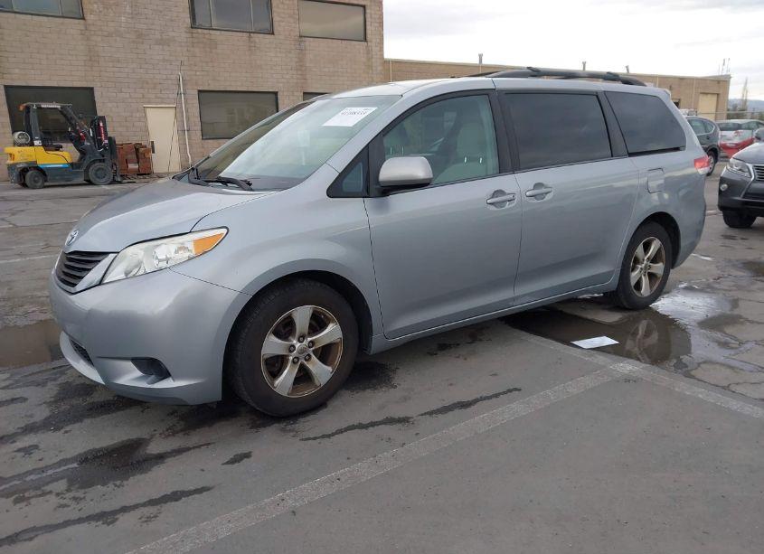 Photo 2 of 2013 Toyota Sienna LE V6 8 PASSENGER (VIN 5TDKK3DC8DS400528)