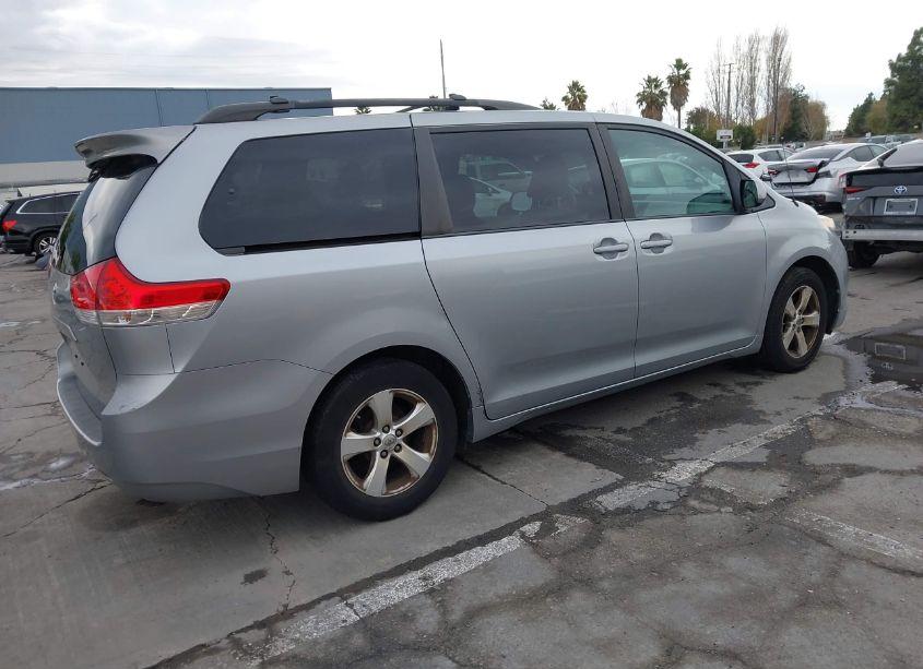 Photo 4 of 2013 Toyota Sienna LE V6 8 PASSENGER (VIN 5TDKK3DC8DS400528)