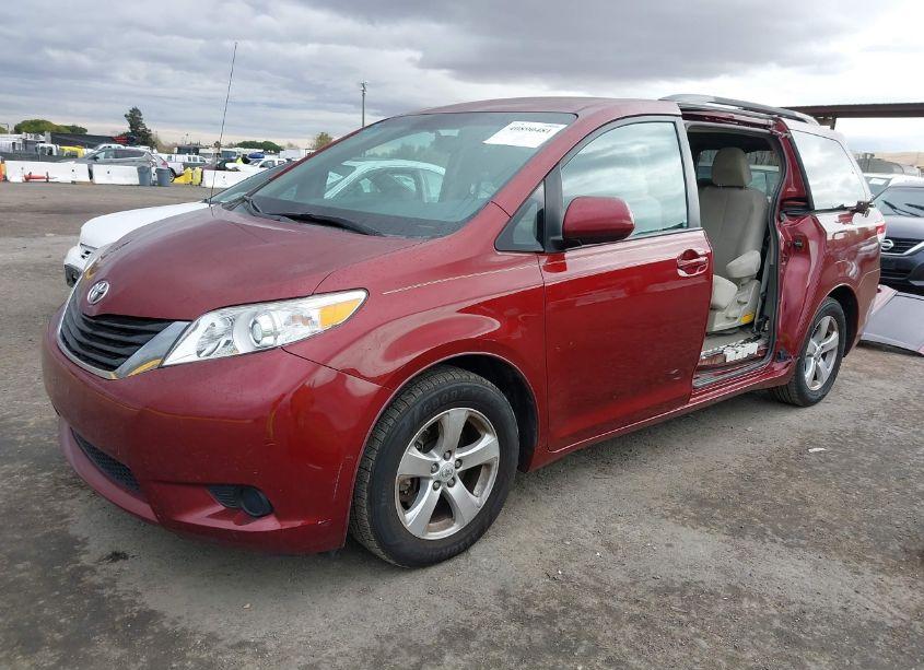 Photo 2 of 2014 Toyota Sienna LE V6 8 PASSENGER (VIN 5TDKK3DC8ES414429)