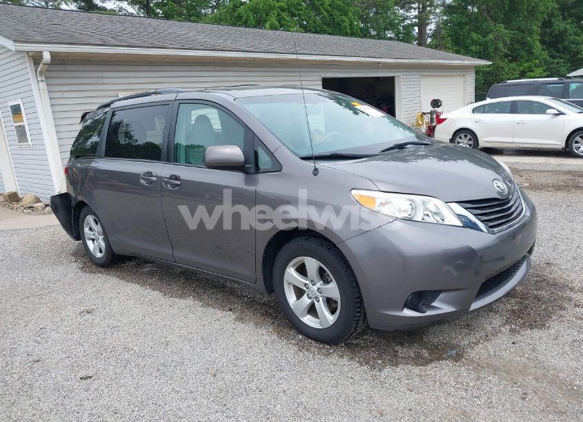 2014 Toyota Sienna LE V6 8 PASSENGER (VIN 5TDKK3DC8ES422689) main photo