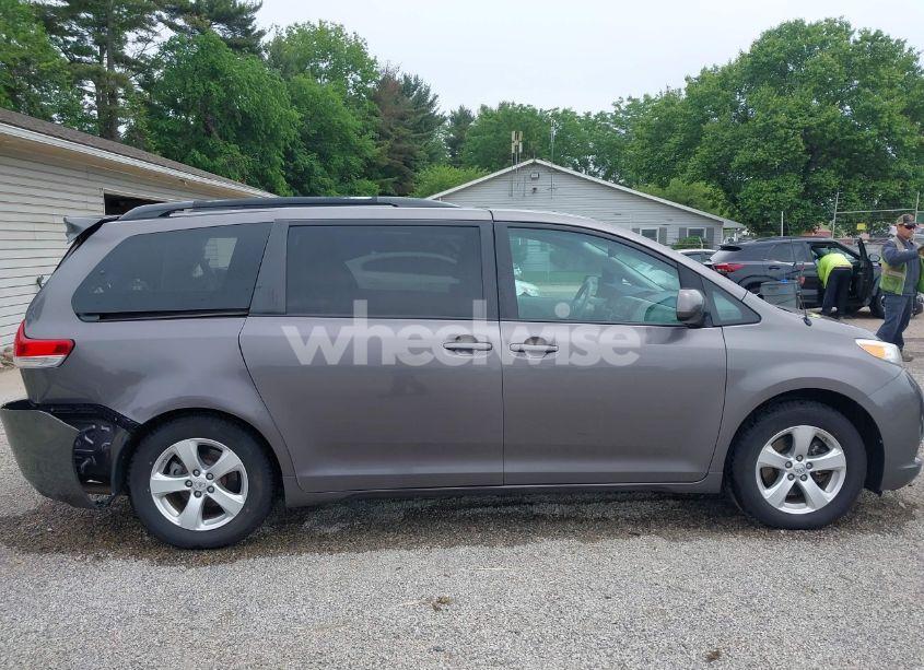 Photo 13 of 2014 Toyota Sienna LE V6 8 PASSENGER (VIN 5TDKK3DC8ES422689)