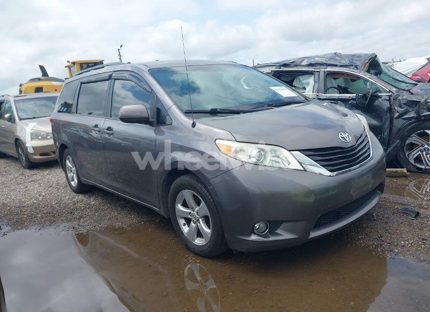 2014 Toyota Sienna LE V6 8 PASSENGER (VIN 5TDKK3DC8ES516801) main photo
