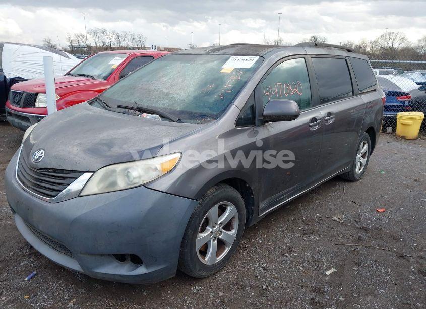 Photo 2 of 2015 Toyota Sienna LE 8 PASSENGER (VIN 5TDKK3DC8FS583786)