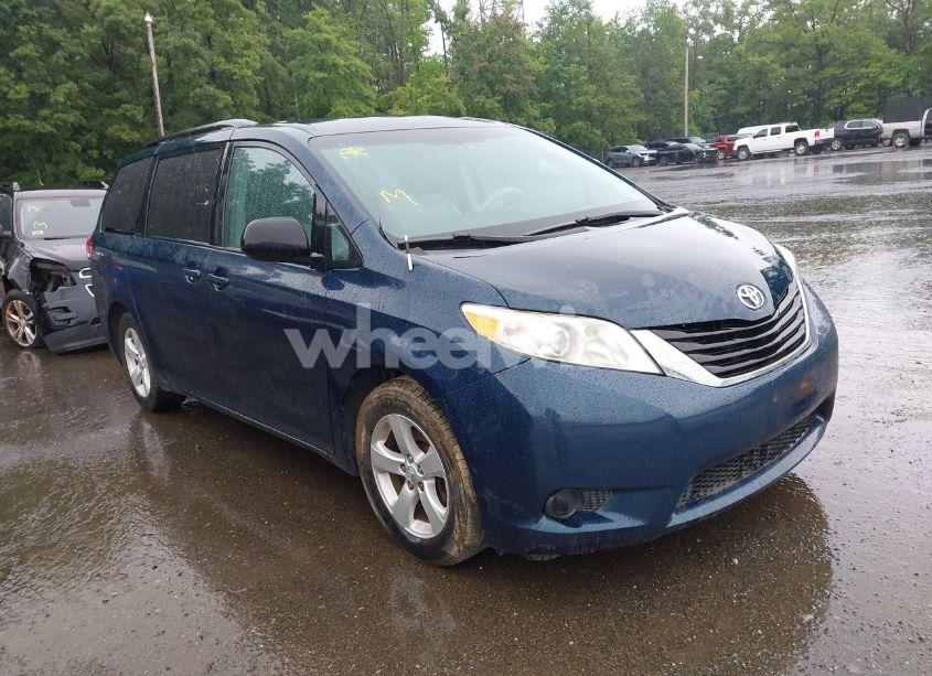 2011 Toyota Sienna LE V6 (VIN 5TDKK3DC9BS069522) main photo