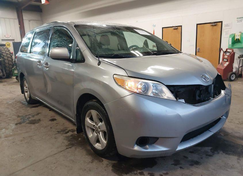 2011 Toyota Sienna LE V6 (VIN 5TDKK3DC9BS103040) main photo
