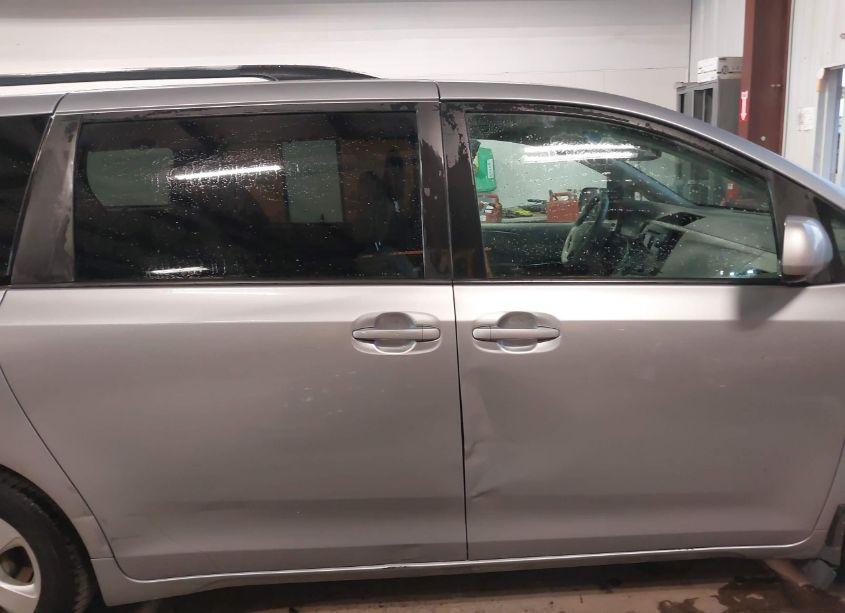 Photo 13 of 2011 Toyota Sienna LE V6 (VIN 5TDKK3DC9BS103040)