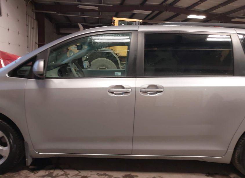 Photo 14 of 2011 Toyota Sienna LE V6 (VIN 5TDKK3DC9BS103040)