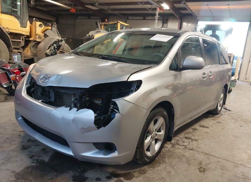 Photo 2 of 2011 Toyota Sienna LE V6 (VIN 5TDKK3DC9BS103040)