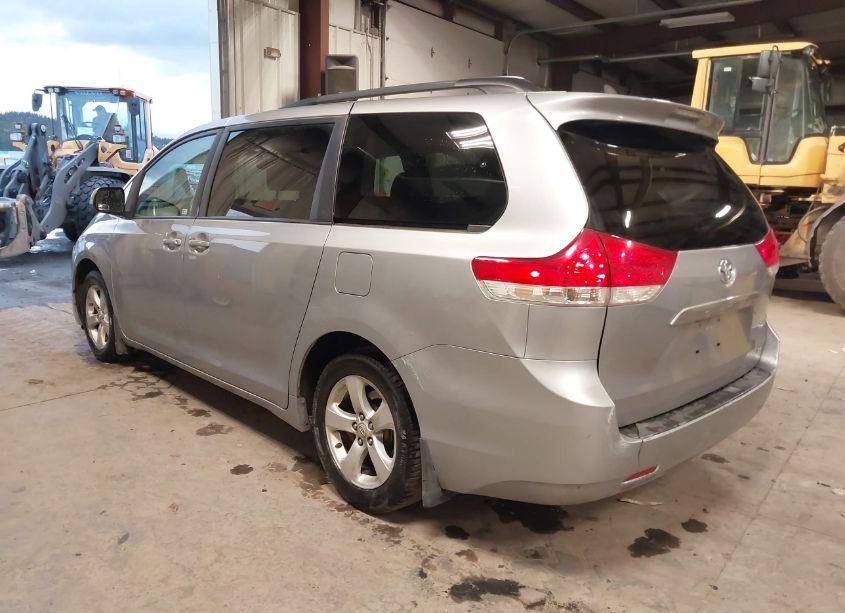 Photo 3 of 2011 Toyota Sienna LE V6 (VIN 5TDKK3DC9BS103040)