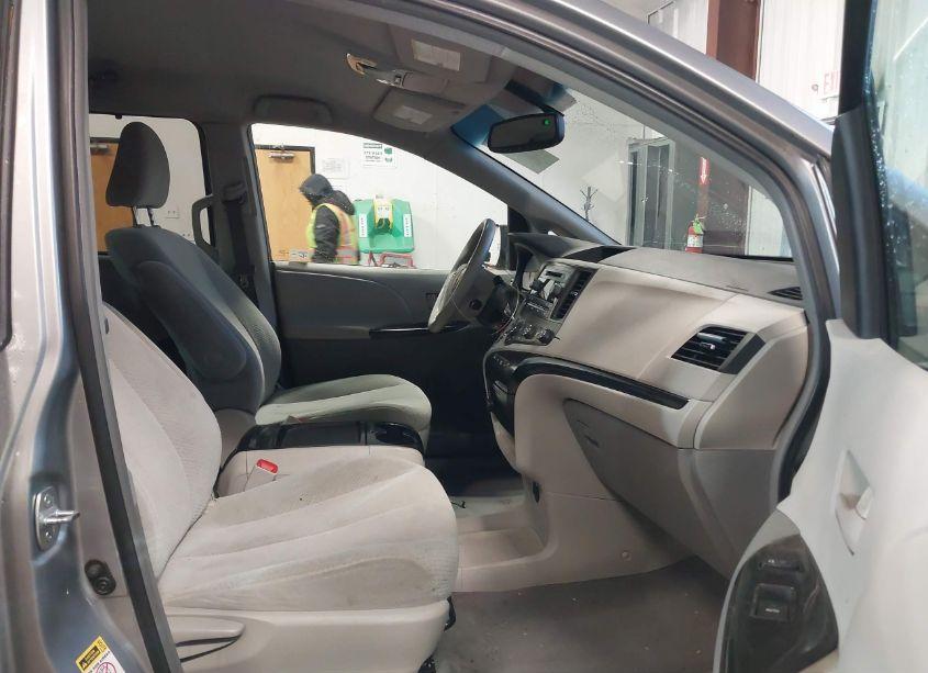 Photo 5 of 2011 Toyota Sienna LE V6 (VIN 5TDKK3DC9BS103040)