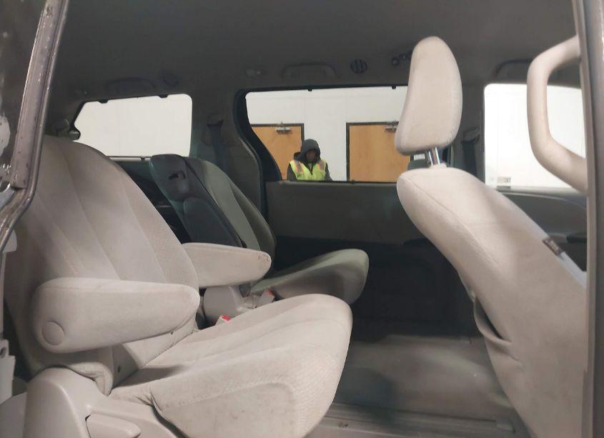 Photo 8 of 2011 Toyota Sienna LE V6 (VIN 5TDKK3DC9BS103040)