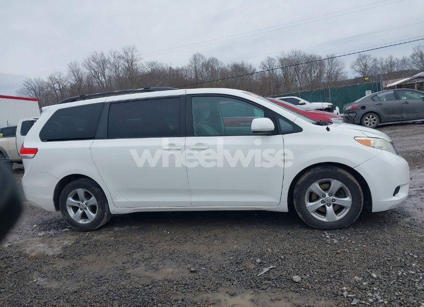 Photo 13 of 2011 Toyota Sienna LE V6 (VIN 5TDKK3DC9BS106813)