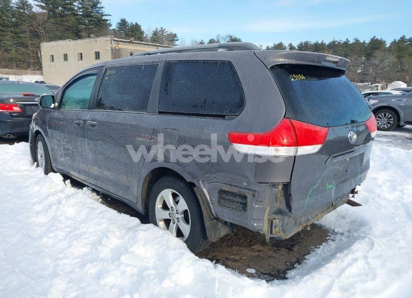 Photo 3 of 2011 Toyota Sienna LE V6 (VIN 5TDKK3DC9BS117956)
