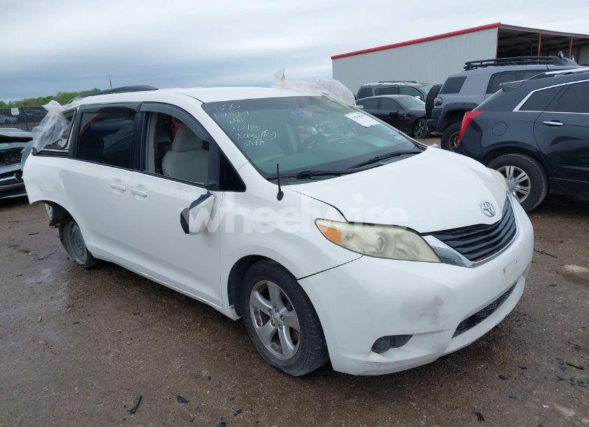 2011 Toyota Sienna LE V6 (VIN 5TDKK3DC9BS135728) main photo