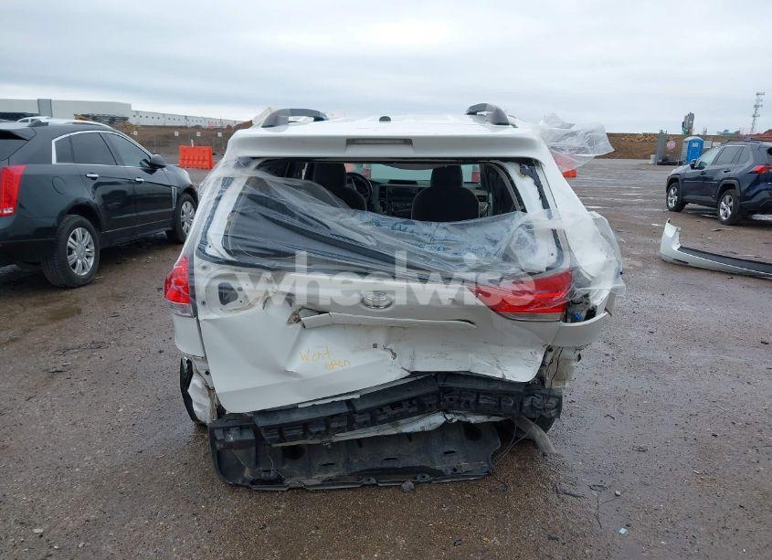 Photo 16 of 2011 Toyota Sienna LE V6 (VIN 5TDKK3DC9BS135728)