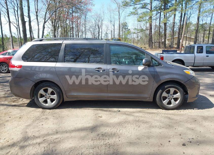 Photo 13 of 2011 Toyota Sienna LE V6 (VIN 5TDKK3DC9BS175646)