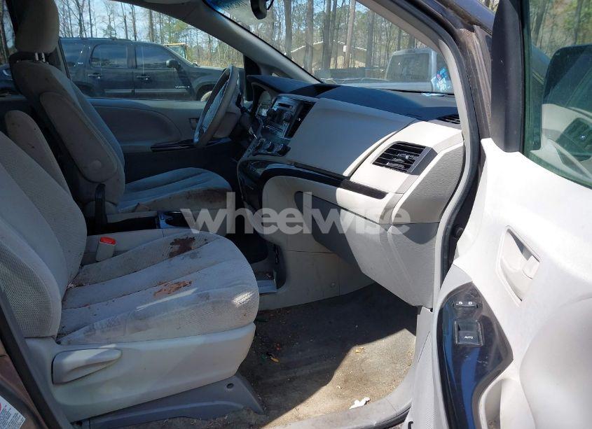 Photo 5 of 2011 Toyota Sienna LE V6 (VIN 5TDKK3DC9BS175646)