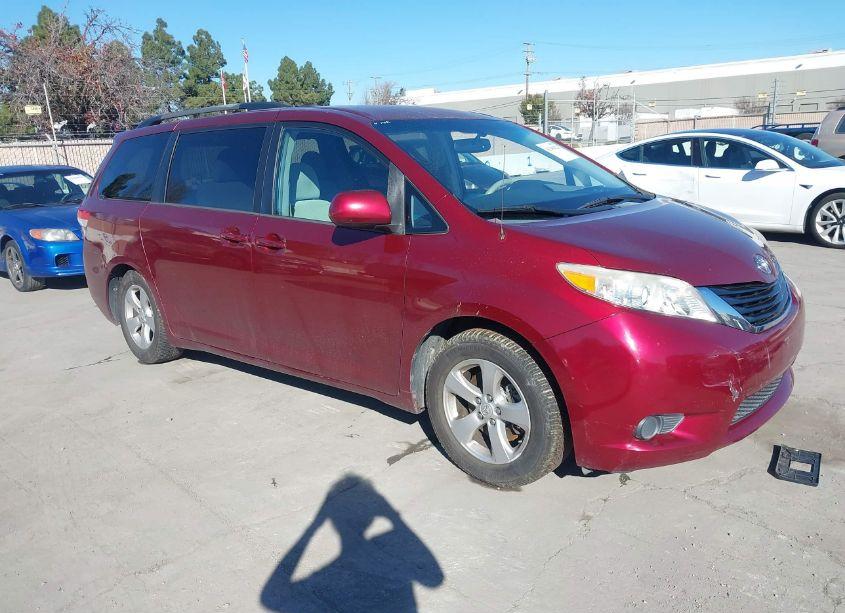 2013 Toyota Sienna LE V6 8 PASSENGER (VIN 5TDKK3DC9DS311406) main photo