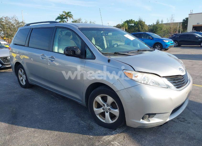 2014 Toyota Sienna LE V6 8 PASSENGER (VIN 5TDKK3DC9ES487485) main photo