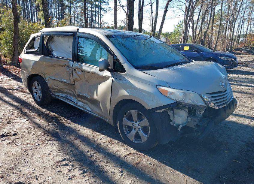 2015 Toyota Sienna LE 8 PASSENGER (VIN 5TDKK3DC9FS592545) main photo