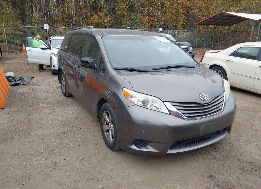 2015 Toyota Sienna LE 8 PASSENGER (VIN 5TDKK3DC9FS599933) main photo