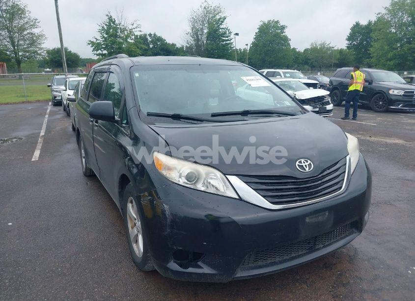 2015 Toyota Sienna LE 8 PASSENGER (VIN 5TDKK3DC9FS618254) main photo
