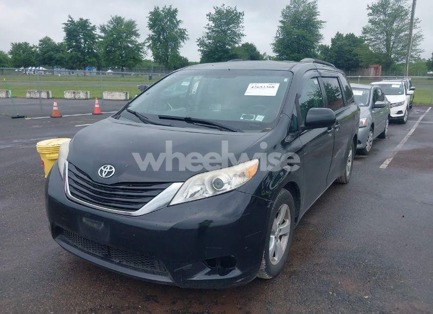 Photo 2 of 2015 Toyota Sienna LE 8 PASSENGER (VIN 5TDKK3DC9FS618254)