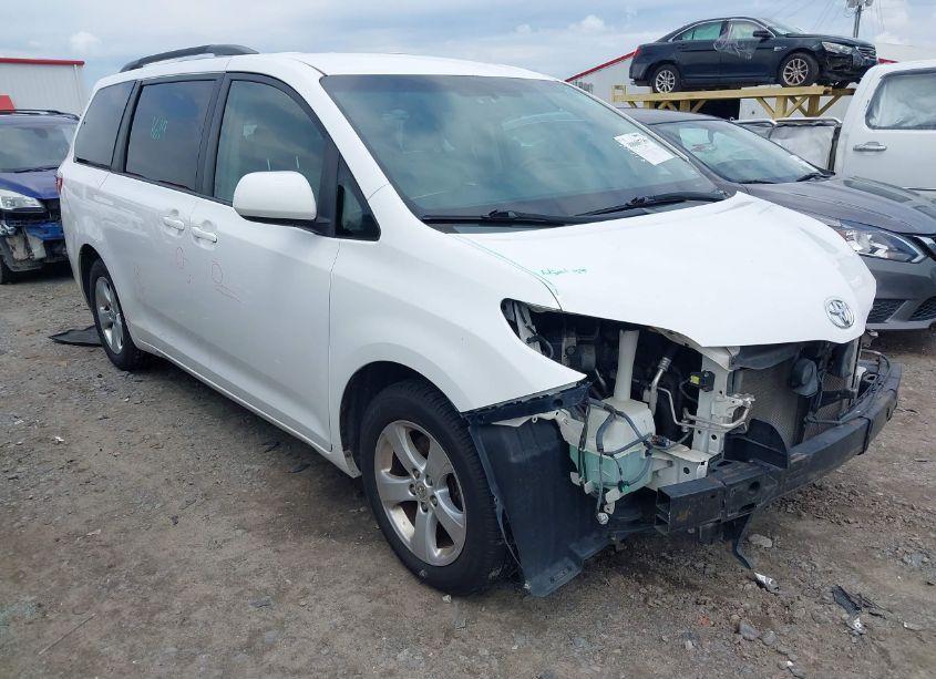 2015 Toyota Sienna LE 8 PASSENGER (VIN 5TDKK3DC9FS629688) main photo