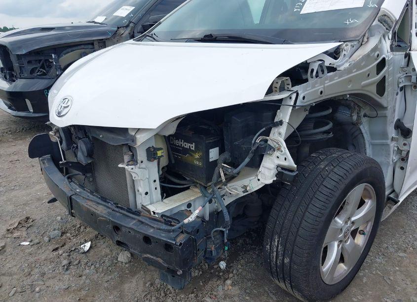 Photo 20 of 2015 Toyota Sienna LE 8 PASSENGER (VIN 5TDKK3DC9FS629688)