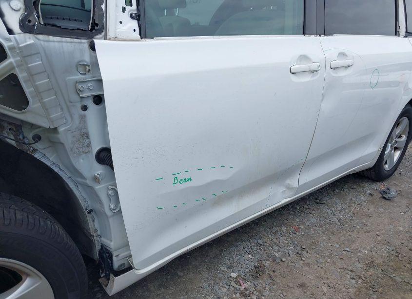Photo 21 of 2015 Toyota Sienna LE 8 PASSENGER (VIN 5TDKK3DC9FS629688)