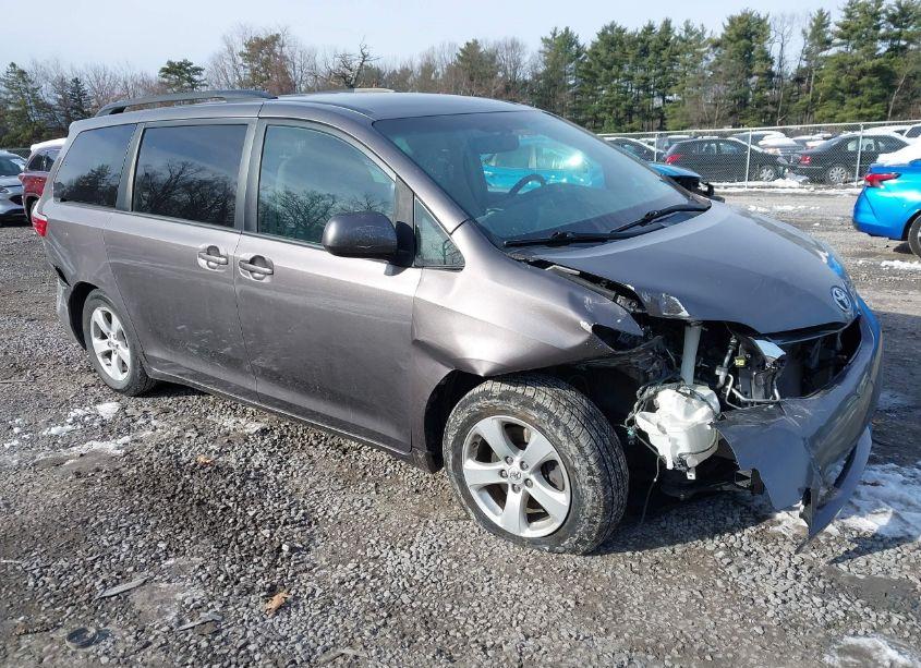 2015 Toyota Sienna LE 8 PASSENGER (VIN 5TDKK3DC9FS670189) main photo