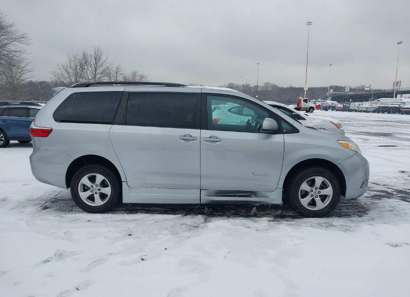 Photo 14 of 2016 Toyota Sienna LE 7 PASSENGER (VIN 5TDKK3DC9GS754403)