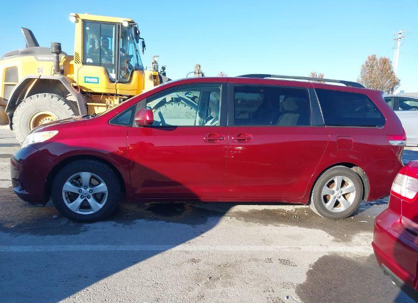 Photo 14 of 2011 Toyota Sienna LE V6 (VIN 5TDKK3DCXBS023407)