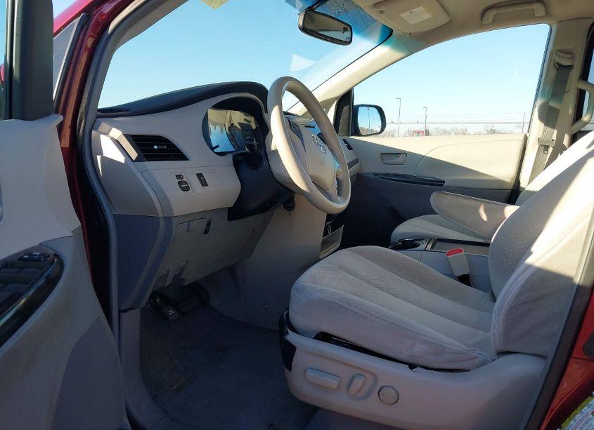 Photo 5 of 2011 Toyota Sienna LE V6 (VIN 5TDKK3DCXBS023407)