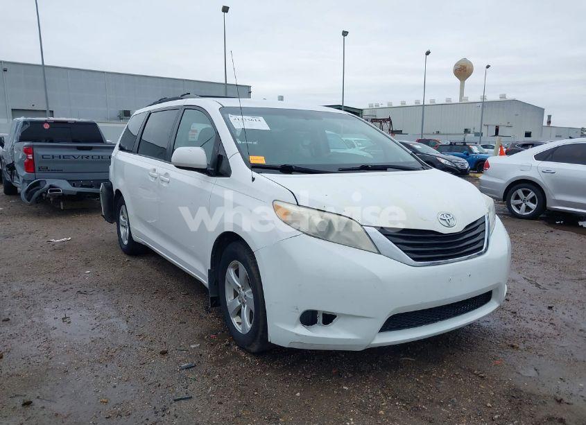 2011 Toyota Sienna LE V6 (VIN 5TDKK3DCXBS055354) main photo