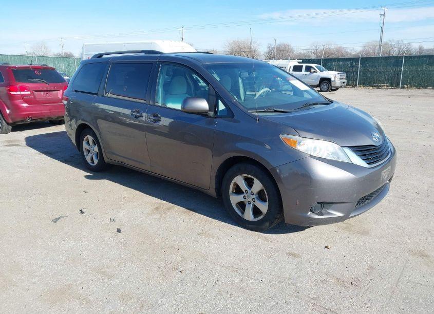 2011 Toyota Sienna LE V6 (VIN 5TDKK3DCXBS082053) main photo